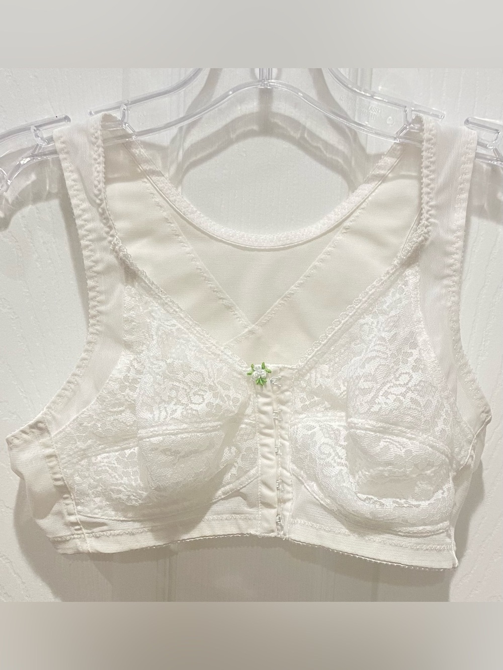Vintage women’s 34B Soft Lace Front-Closure Comfort Bra in white